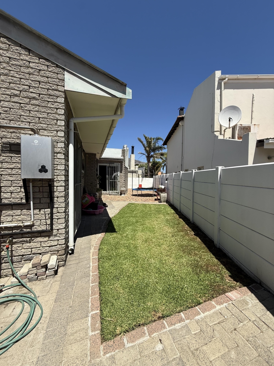 To Let 3 Bedroom Property for Rent in Dobson Western Cape